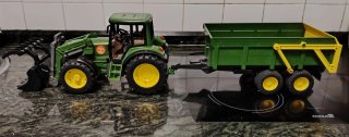 Tractor John Deere con pala frontal y remolque