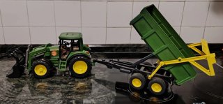Tractor John Deere con pala frontal y remolque