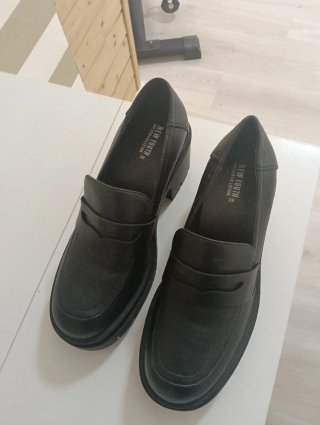 Zapatos negros de suela gruesa