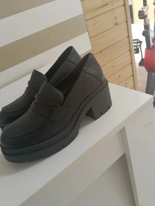 Zapatos negros de suela gruesa