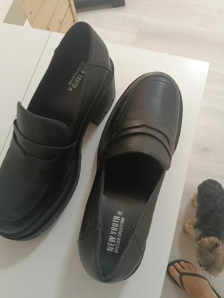 Zapatos negros de suela gruesa
