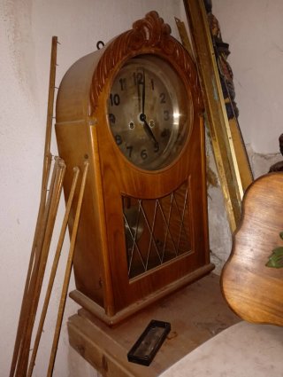 Reloj de cuerda antiguo de madera