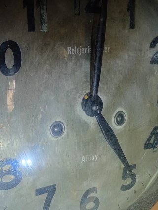 Reloj de cuerda antiguo de madera