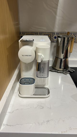 Cafetera Nespresso Lattissima One Blanca