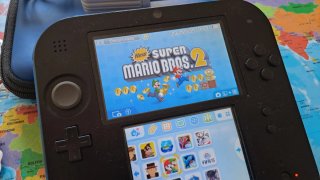 Nintendo 2DS con tarjeta SD 64GB