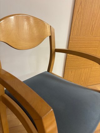 Mesa de madera con 2 sillas