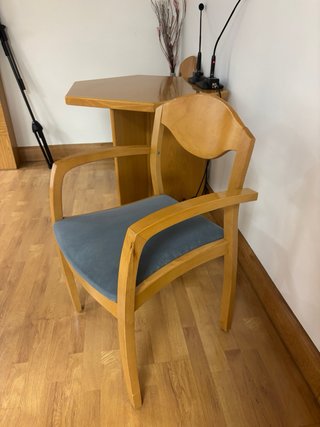 Mesa de madera con 2 sillas
