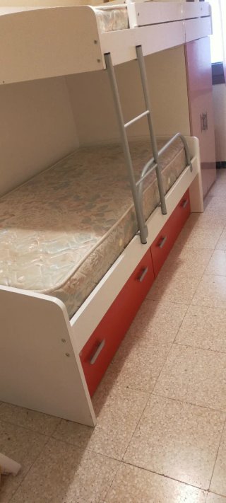 Litera madera con armario rojo y blanco