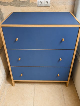 Cómoda azul con detalles en madera