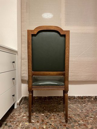 Sillón clásico madera maciza y cuero verde