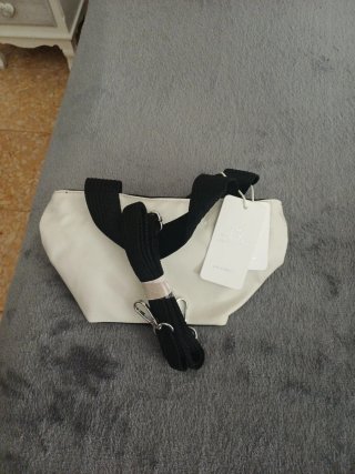 Borsetta bianca con tracolla nera