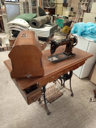 Máquina de coser antigua Minerva