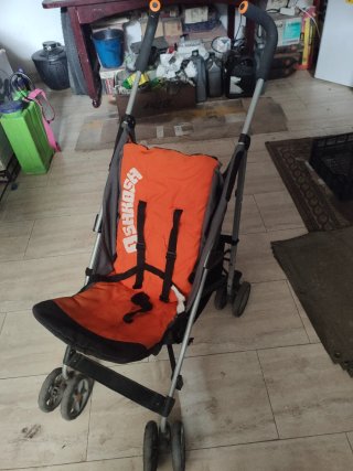 Sillita de paseo plegable naranja y negra