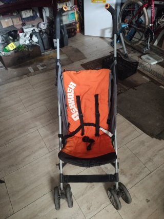 Sillita de paseo plegable naranja y negra