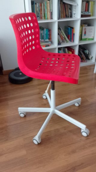Silla de escritorio roja con ruedas, regulable.