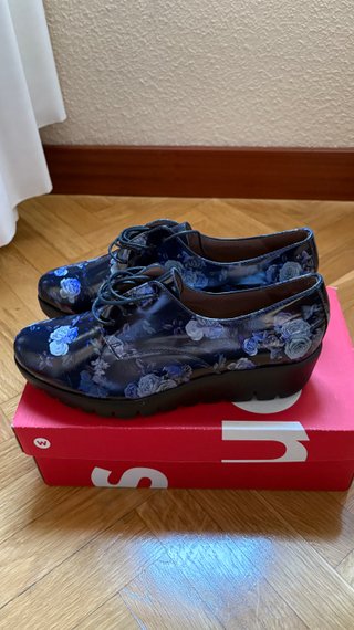 Zapatos Wonders mujer azules florales