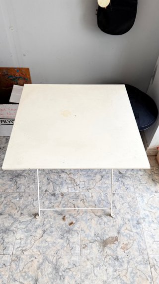Mesa plegable de metal verde