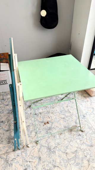 Mesa plegable de metal verde