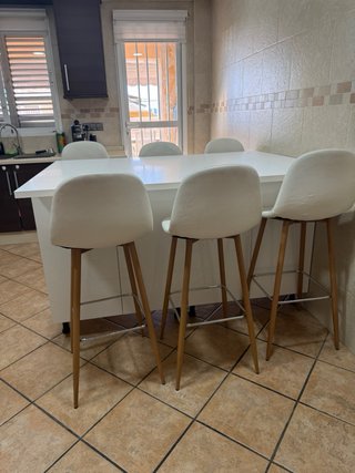 Isla de cocina blanca con taburetes