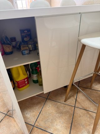 Isla de cocina blanca con taburetes