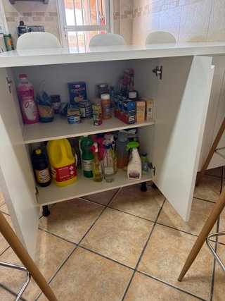 Isla de cocina blanca con taburetes