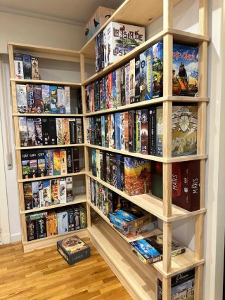 Estantería de madera para juegos de mesa