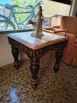 Mesa antigua de madera con mármol