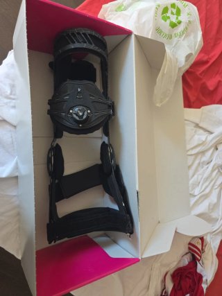 Rodillera post operatoria ajustable