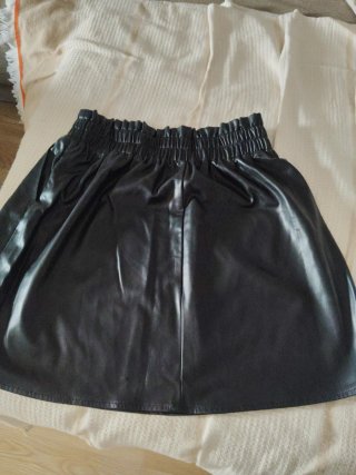 Falda cuero negra corta goma cintura