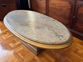Mesa de centro ovalada de mármol
