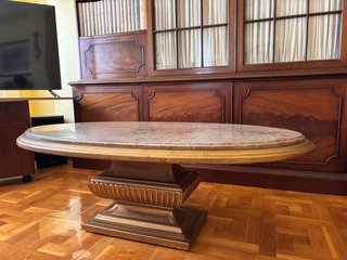 Mesa de centro ovalada de mármol
