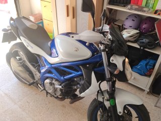 Suzuki Gladius Azul y Blanca