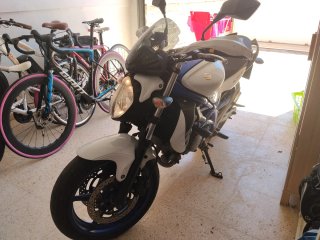 Suzuki Gladius Azul y Blanca