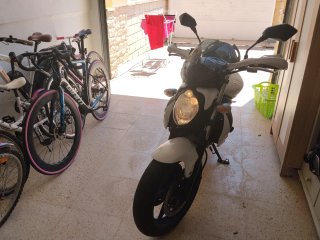 Suzuki Gladius Azul y Blanca