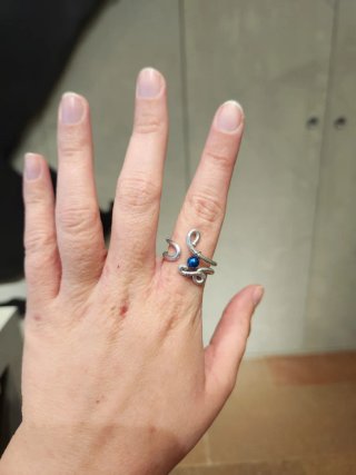 Anillo ajustable alambre con perla azul