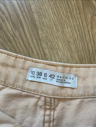 Bermuda beige deshilachada