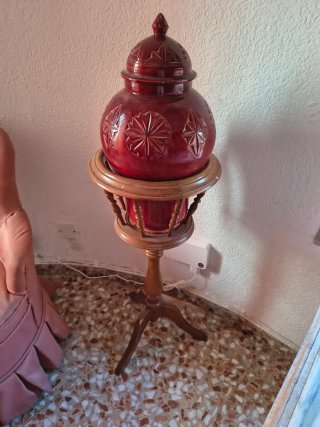 Jarrón antiguo de cerámica y madera