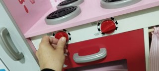 Cocinita infantil de madera rosa