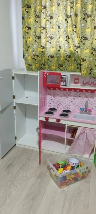 Cocinita infantil de madera rosa