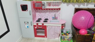 Cocinita infantil de madera rosa