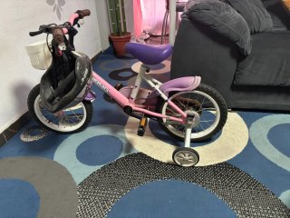 Bicicleta infantil rosa con casco