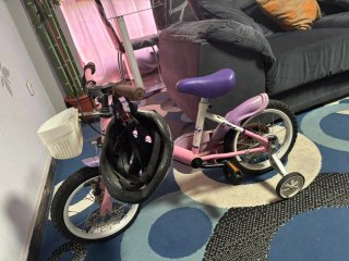 Bicicleta infantil rosa con casco