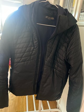 Chaqueta negra acolchada con capucha