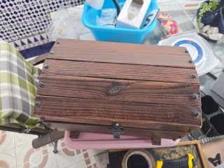 Baúl de madera antiguo con herrajes