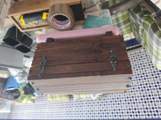 Baúl de madera antiguo con herrajes