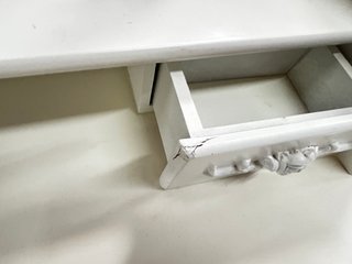Tocador de madera blanco con espejo