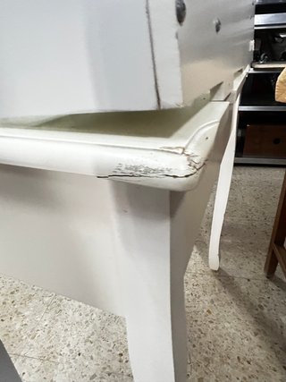 Tocador de madera blanco con espejo
