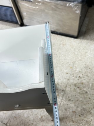 Tocador de madera blanco con espejo