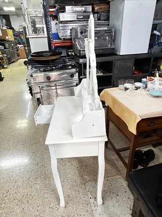 Tocador de madera blanco con espejo