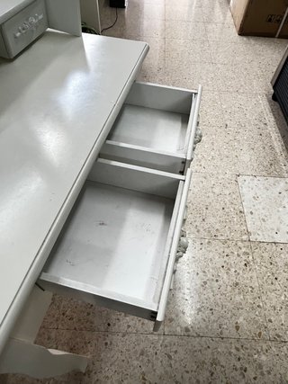 Tocador de madera blanco con espejo
